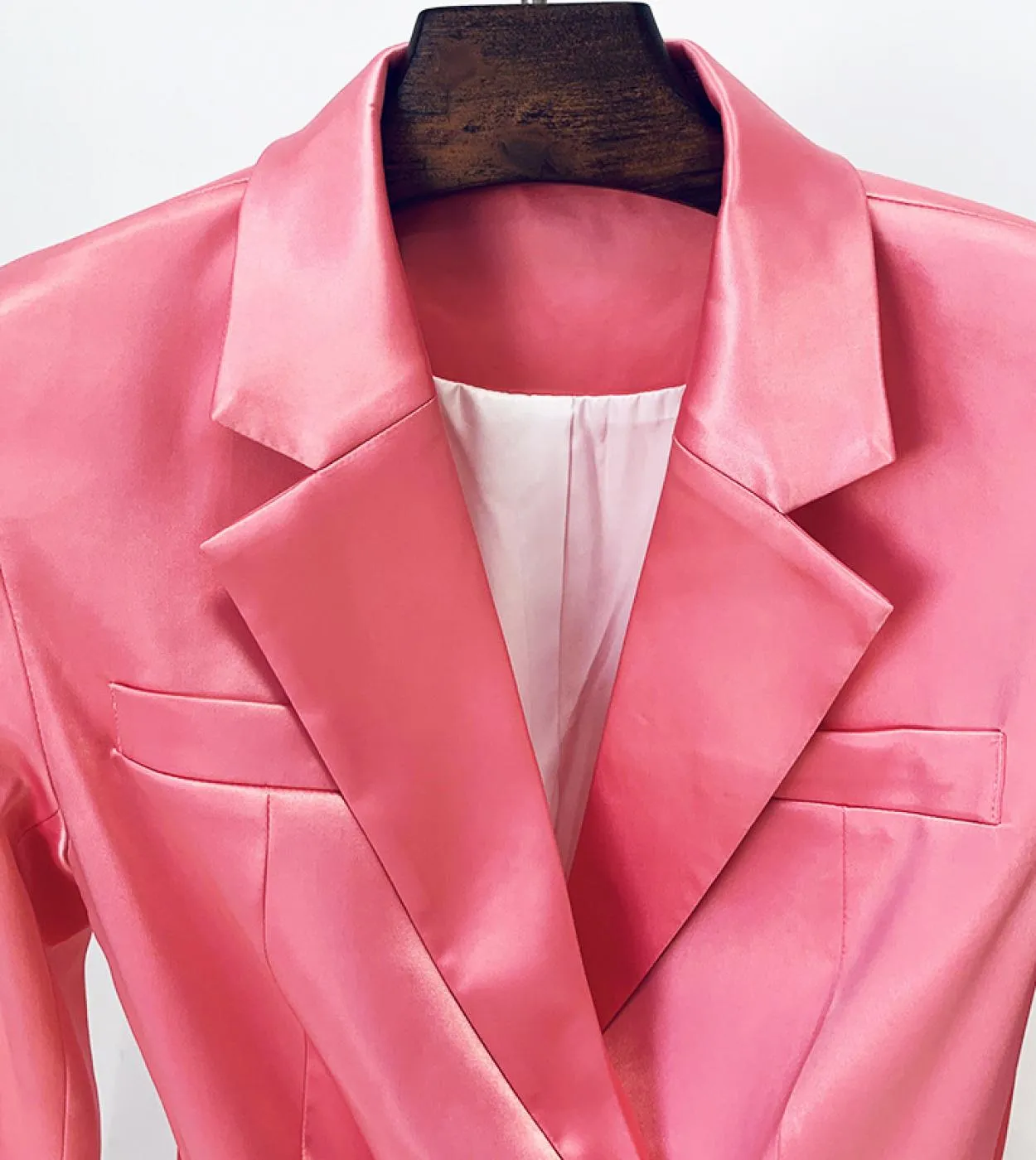 2022 Nuovo abito blazer in raso di design con cintura Abito nero rosa Manica lunga Temperamento Giacca lunga in raso brillante A