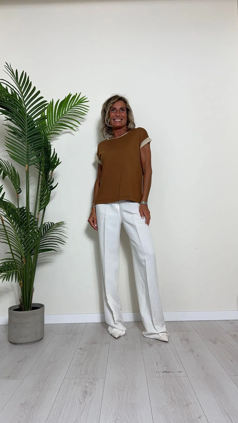 GIORGIA & JHONS - 60357SS24 - T-SHIRT VISCOSA(90%) AMPIA CON GIROCOLLO E MANICHE PROFILO DORATO